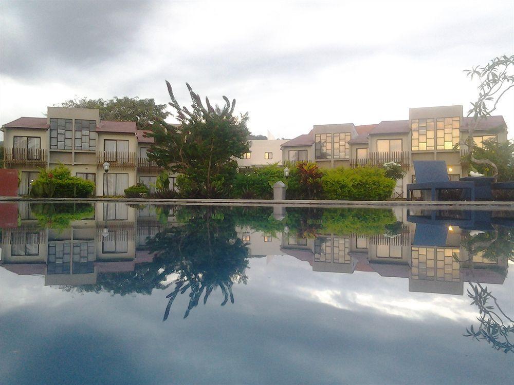 Luwansa Beach Resort Labuan Bajo Exteriör bild