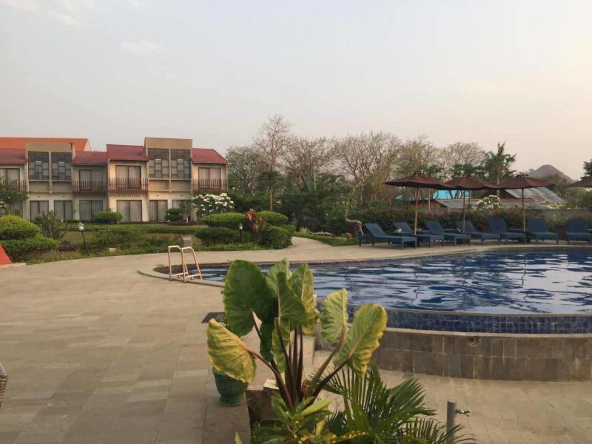 Luwansa Beach Resort Labuan Bajo Exteriör bild