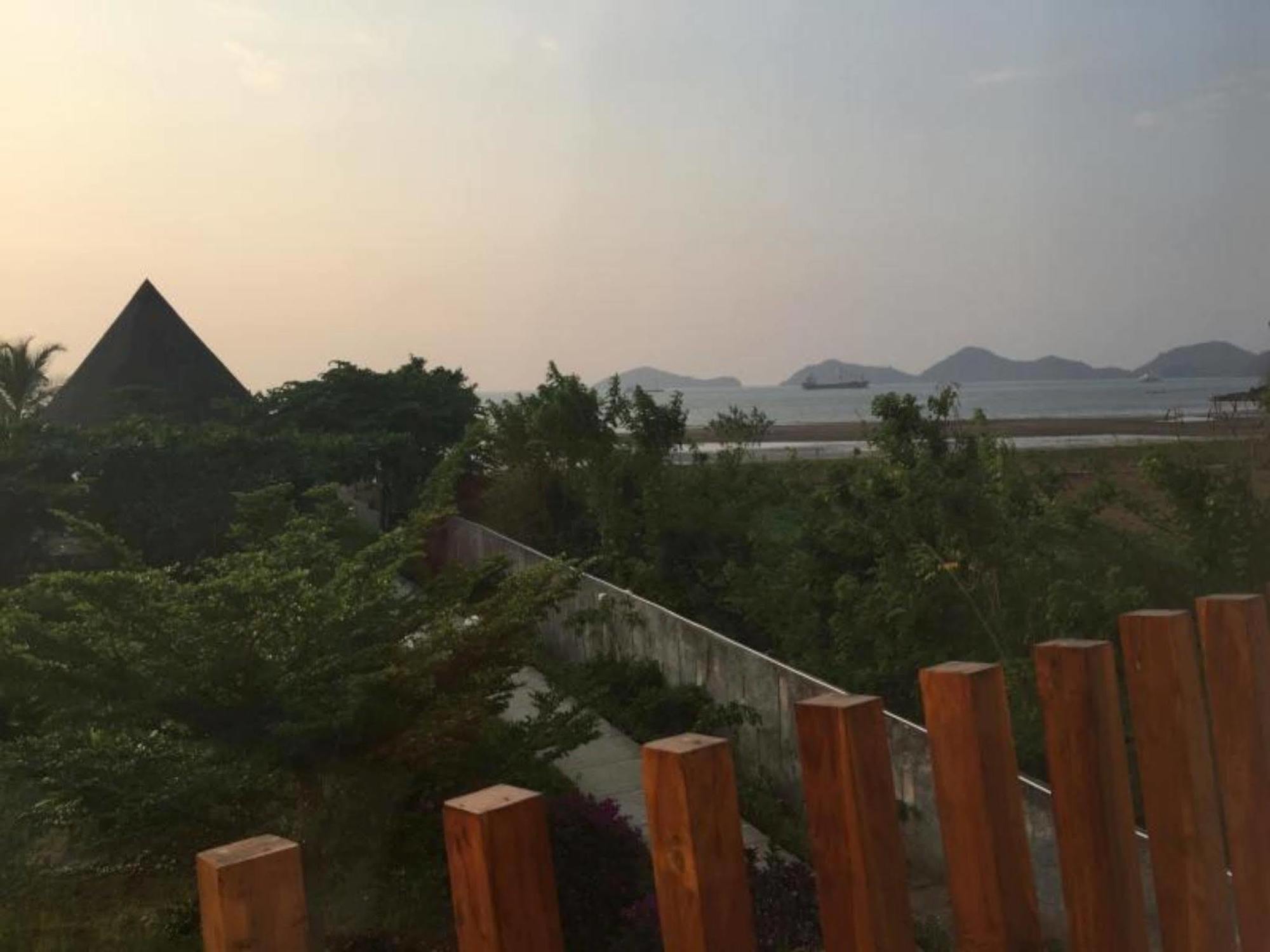 Luwansa Beach Resort Labuan Bajo Exteriör bild