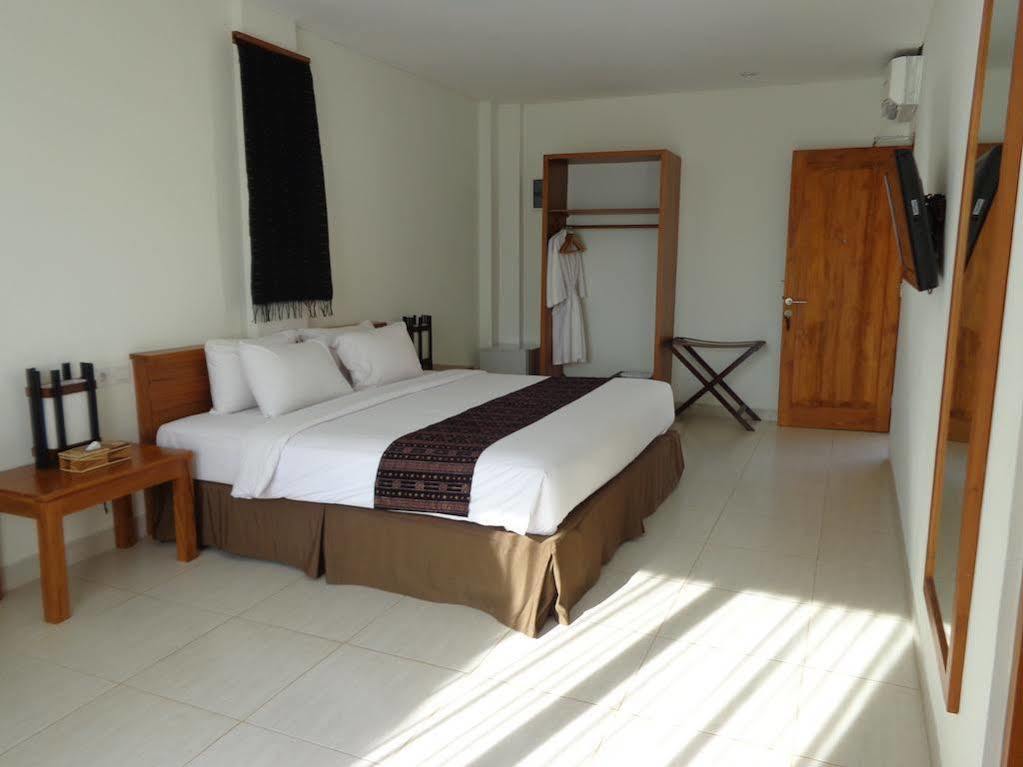 Luwansa Beach Resort Labuan Bajo Exteriör bild